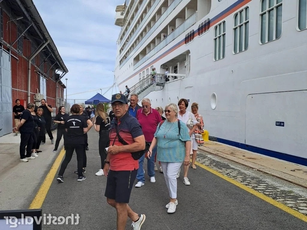 Η Θεσσαλονίκη καλωσορίζει τους τουρίστες κρουαζιερόπλοιων: Ζεϊμπέκικο, συρτάκι και κουλούρια δημιουργούν μια αξέχαστη δεξίωση