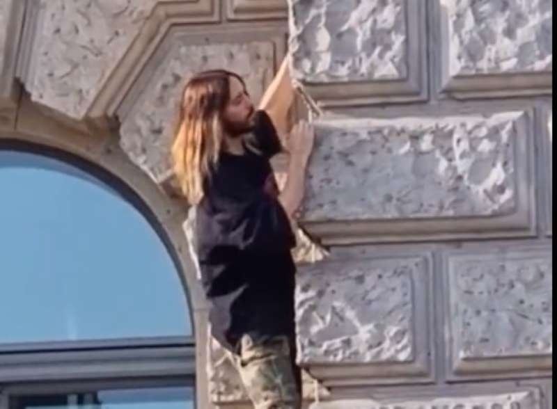 Η τολμηρή αναρρίχηση του Jared Leto στον τοίχο του ξενοδοχείου στο Βερολίνο γίνεται viral