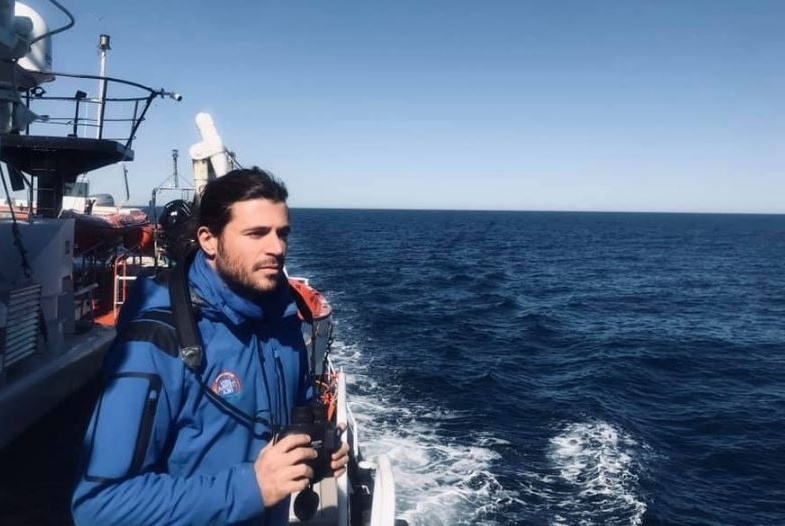 Ιάσονας Αποστολόπουλος: Ο Σωτήρας που συμβολίζει τον ανθρωπισμό στις ελληνικές θάλασσες