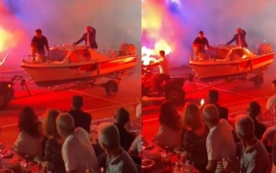 Ιογενής απόδοση: Ο Κώστας Σαφέτης φτάνει με σκάφος και τραγουδά το «The Runaway Ship» στο Φεστιβάλ Γερακίου>