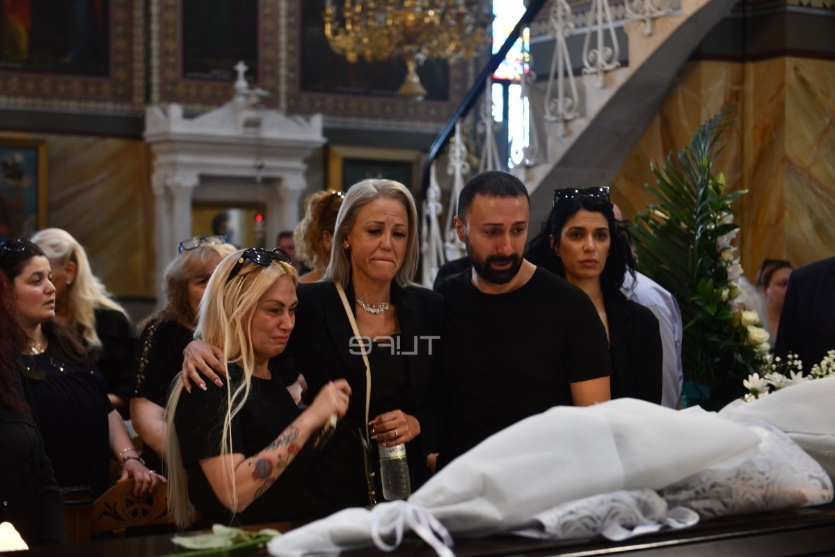 Καταστροφή και θλίψη: Η κηδεία του Γιάννη Φλωρινιώτη αφήνει τα παιδιά του συντετριμμένα