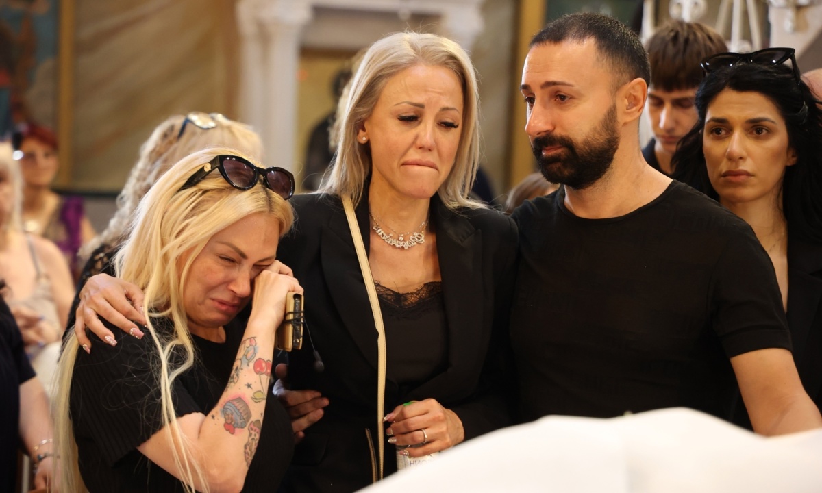 Καταστροφή και θλίψη: Η κηδεία του Γιάννη Φλωρινιώτη αφήνει τα παιδιά του συντετριμμένα