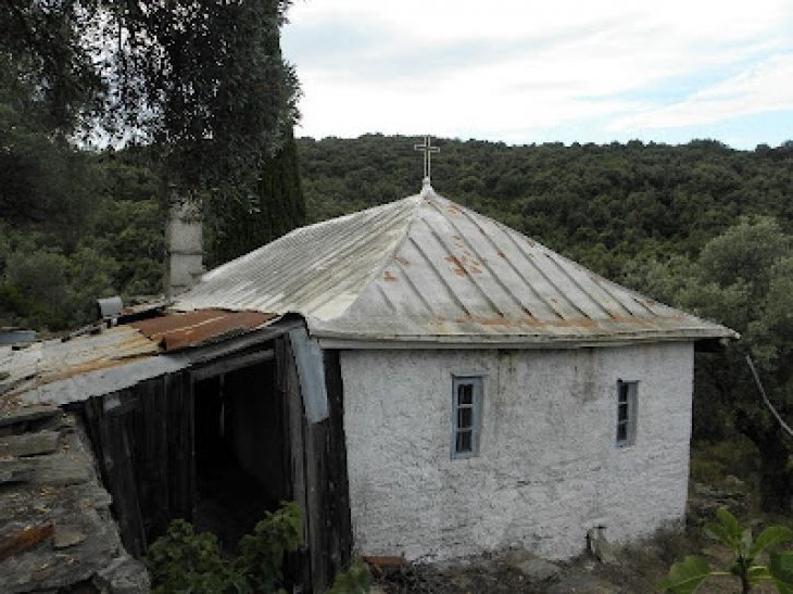 Κύτταρο του Αγίου Παϊσίου: Σπάνιες εσωτερικές φωτογραφίες στον Τίμιο Σταυρό