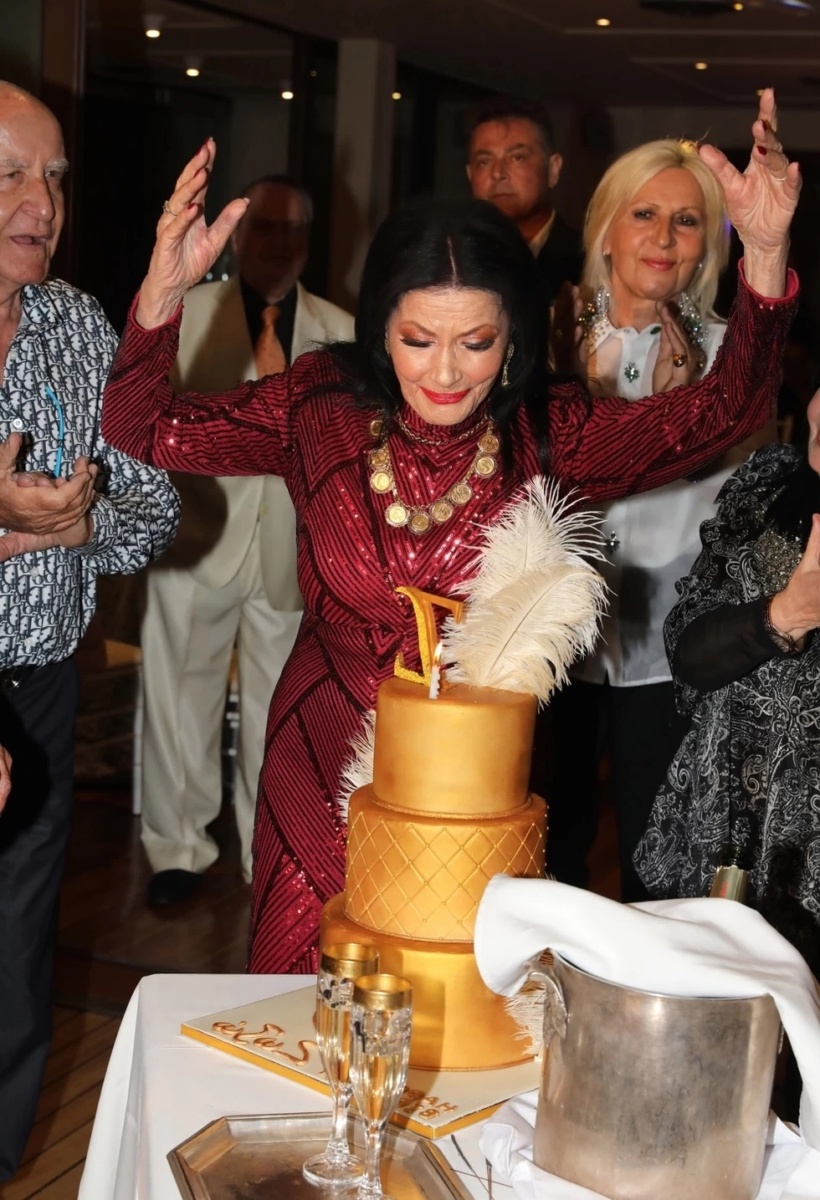 Λαμπερή στα 90: Το μαγευτικό πάρτι γενεθλίων της Ζωζώς Σαπουντζάκη