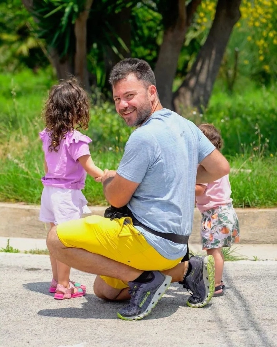 Μαγικές στιγμές: Η συγκινητική φωτογραφία του Ευτύχη Μπλέτσα και της Ηλέκτρας Αστέρη με τις κούκλες κόρες τους κερδίζει 8.000 likes!