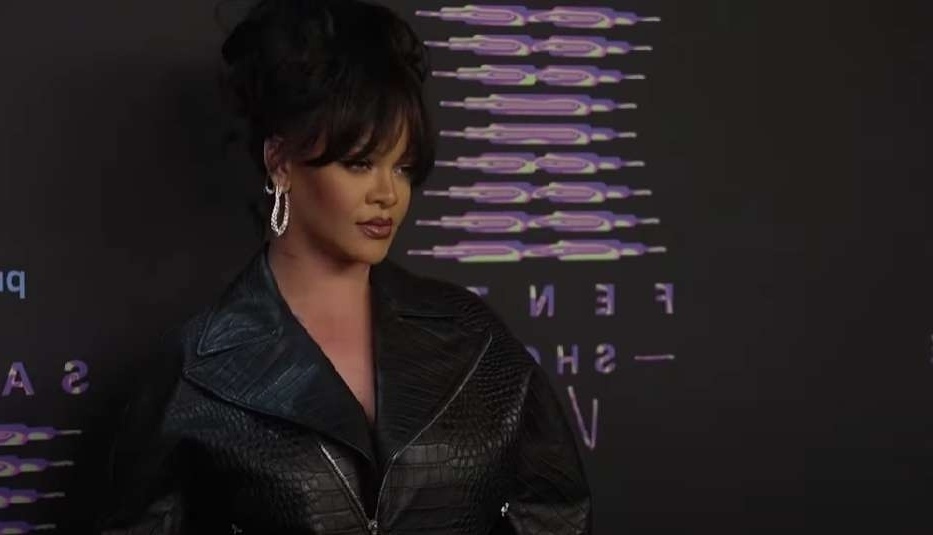 Μετάβαση στη Χίλαρι Σούπερ: Η Rihanna αποσύρεται ως διευθύνων σύμβουλος της Savage X Fenty