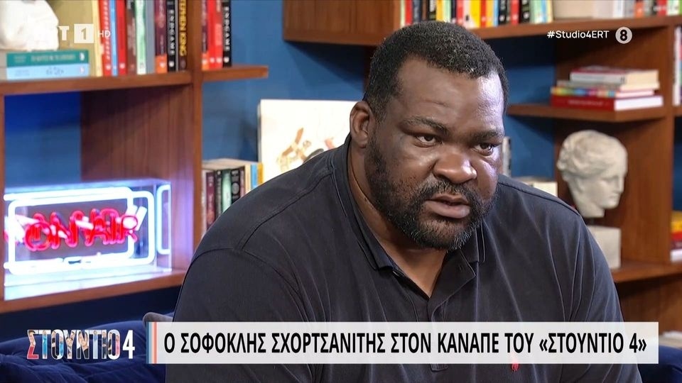 Μια ειλικρινής συζήτηση στο «Studio 4»: Ο Σοφοκλής Σχορτσανίτης ανοίγεται για τον ρατσισμό και την κατάθλιψη