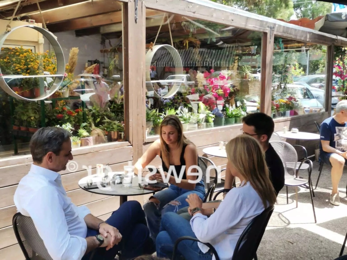 Ο Μητσοτάκης απολαμβάνει τον μετεκλογικό καφέ στην Κηφισιά με την οικογένεια και τη Μαρέβα