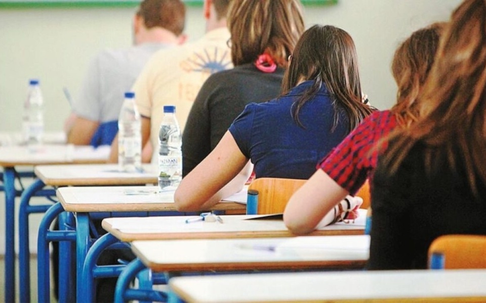 Πανελλήνιες εξετάσεις 2023: 17χρονος μαθητής λιποθυμά, προκαλεί αναστάτωση>