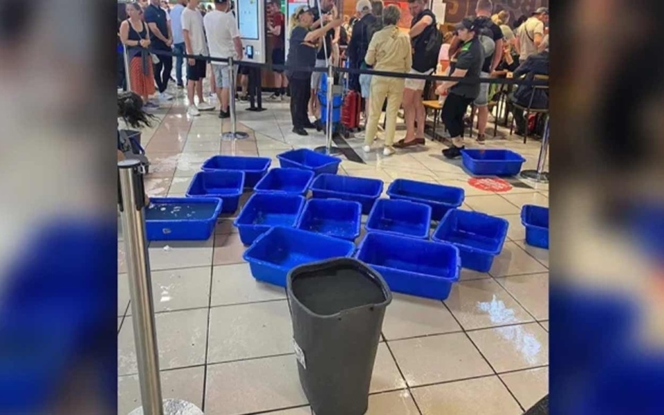 Πλημμύρα στο αεροδρόμιο της Ρόδου: Συγκλονιστικές εικόνες και συλλογή κουβάδων>