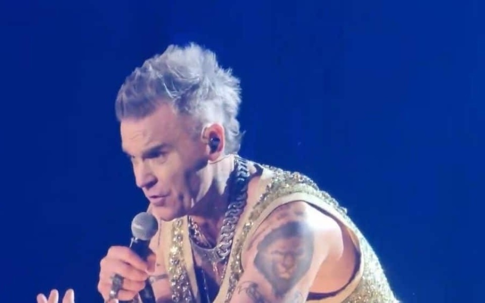 Robbie Williams: Η συναυλία διακόπηκε λόγω εξάντλησης του Long Covid>