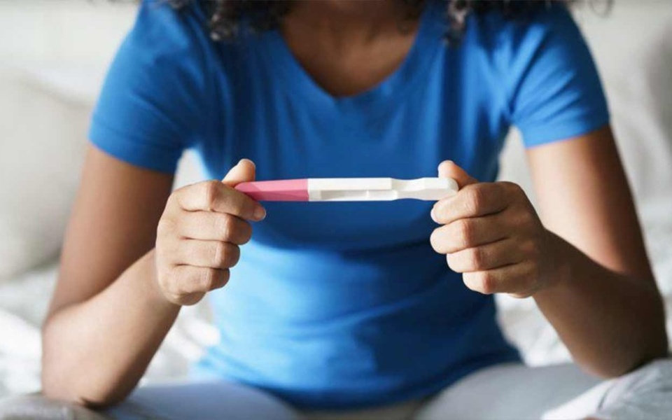 Σκεπτόμενος τη μητρότητα: Πρέπει να μείνω έγκυος σε μια μακροχρόνια σχέση;>