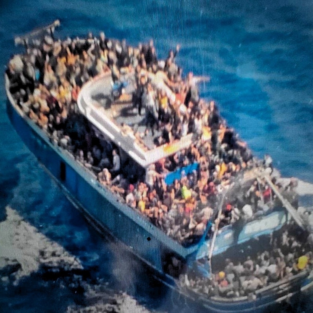 Σοκαριστική φωτογραφία: Υπερφορτωμένο αλιευτικό σκάφος βυθίζεται με μετανάστες | Αποκαλύφθηκε η τραγωδία της Πύλου