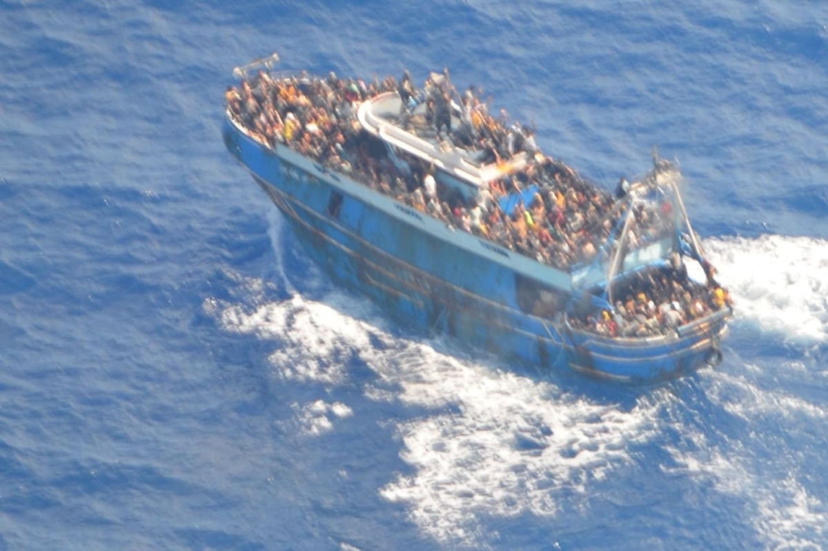 Σοκαριστική φωτογραφία: Υπερφορτωμένο αλιευτικό σκάφος βυθίζεται με μετανάστες | Αποκαλύφθηκε η τραγωδία της Πύλου