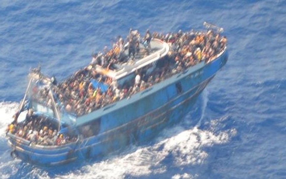 Σοκαριστική φωτογραφία: Υπερφορτωμένο αλιευτικό σκάφος βυθίζεται με μετανάστες | Αποκαλύφθηκε η τραγωδία της Πύλου>