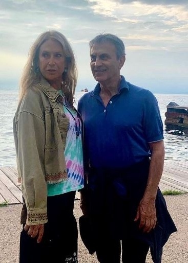 Στιγμές χαλάρωσης στη Θεσσαλονίκη: Ο Γιώργος Νταλάρας και η σύζυγός του Άννα