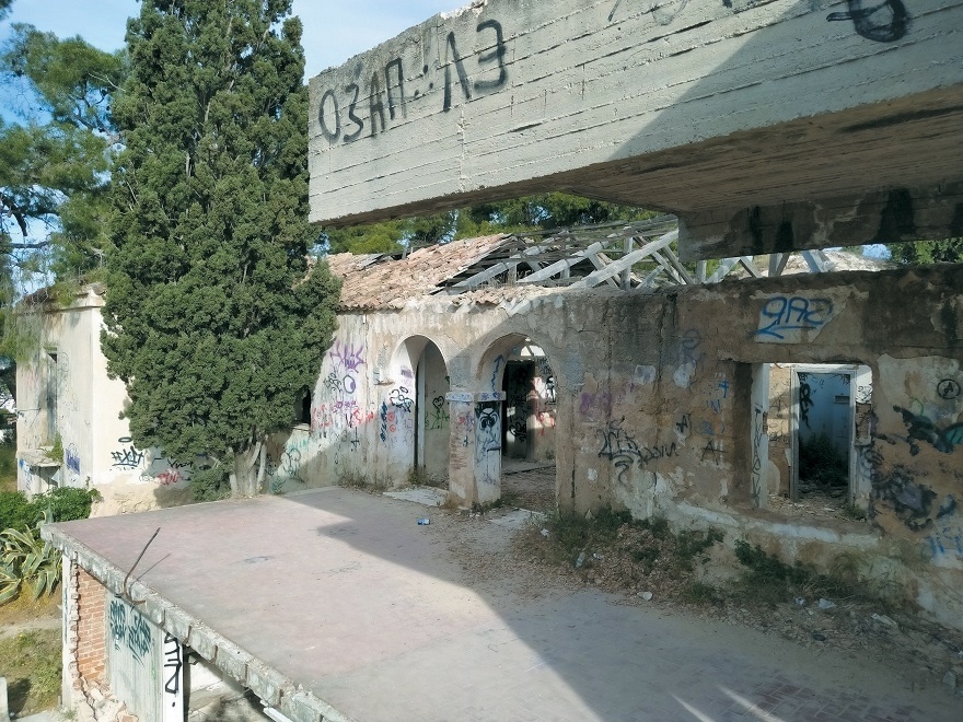 Στοιχειωμένη ομορφιά: Εξερευνώντας τα ερείπια της Βίλας Λεβίδη, του ιστορικού αρχοντικού της Αλίκης Βουγιουκλάκη | Παλλήνη, Ελλάδα