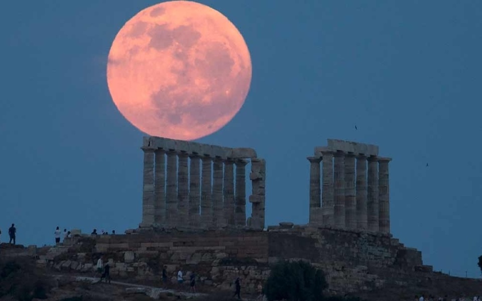 «Strawberry Moon»: Συναρπαστικές εικόνες από την πρώτη πανσέληνο του καλοκαιριού>