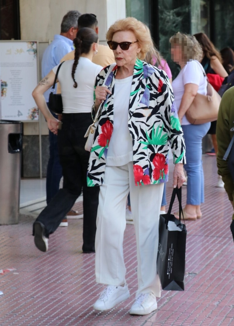 Στυλ που αψηφά την ηλικία: Η 89χρονη Μάρω Κοντού εμπνέει με μαθήματα μόδας στην Αθήνα