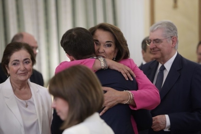 Συγκινητική αγκαλιά: Η Ντόρα Μπακογιάννη στην ορκωμοσία του Κυριάκου Μητσοτάκη
