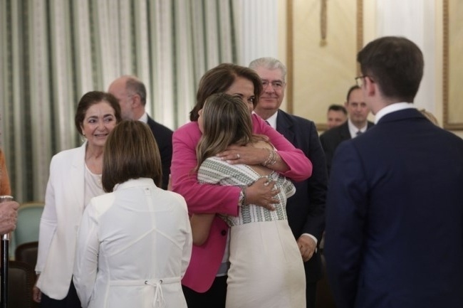 Συγκινητική αγκαλιά: Η Ντόρα Μπακογιάννη στην ορκωμοσία του Κυριάκου Μητσοτάκη