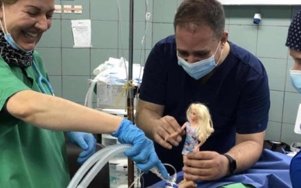 Συγκινητική χειρονομία: Γιατρός ηρεμεί κορίτσι με κούκλα πριν την επέμβαση>