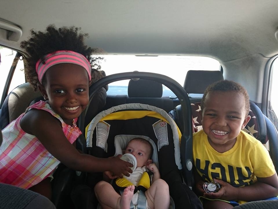 Συγκινητική υιοθεσία: Ζευγάρι από τα Τρίκαλα υιοθετεί δύο παιδιά από την Αιθιοπία, αψηφώντας τον κοινωνικό ρατσισμό | [trikalakids]