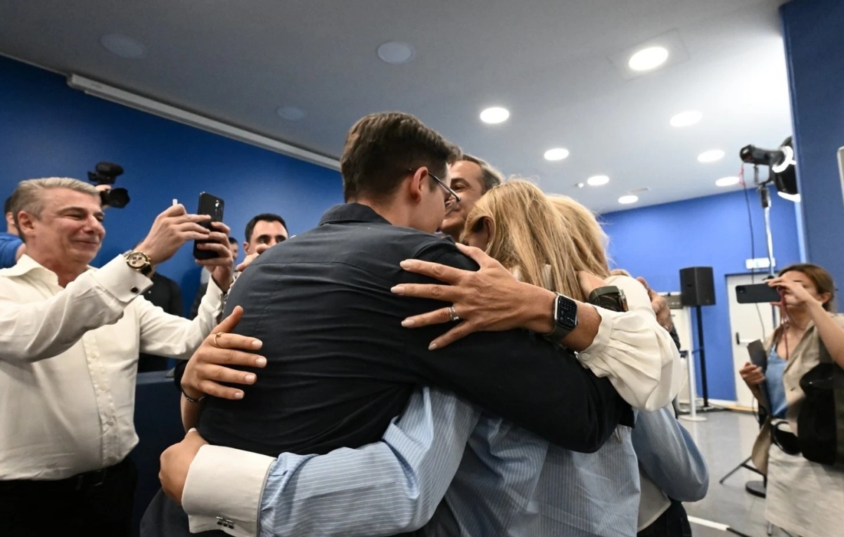 Συναισθηματική αγκαλιά: Παιδιά και Μαρέβα αγκαλιάζουν τον Κυριάκο Μητσοτάκη [Φωτογραφίες]