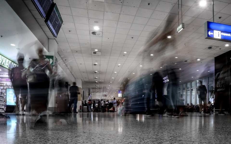 Τεράστια αλλαγή στο αεροδρόμιο Ελευθέριος Βενιζέλος: Όχι πια δωρεάν στάθμευση, νέες χρεώσεις και εμπόδια>