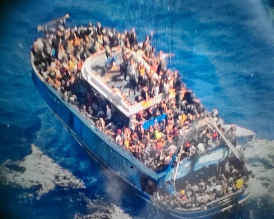 Θανατηφόρα βύθιση σκάφους: Νέες φωτογραφίες και προσπάθειες αναζήτησης στην Πύλο | Ενημερώσεις