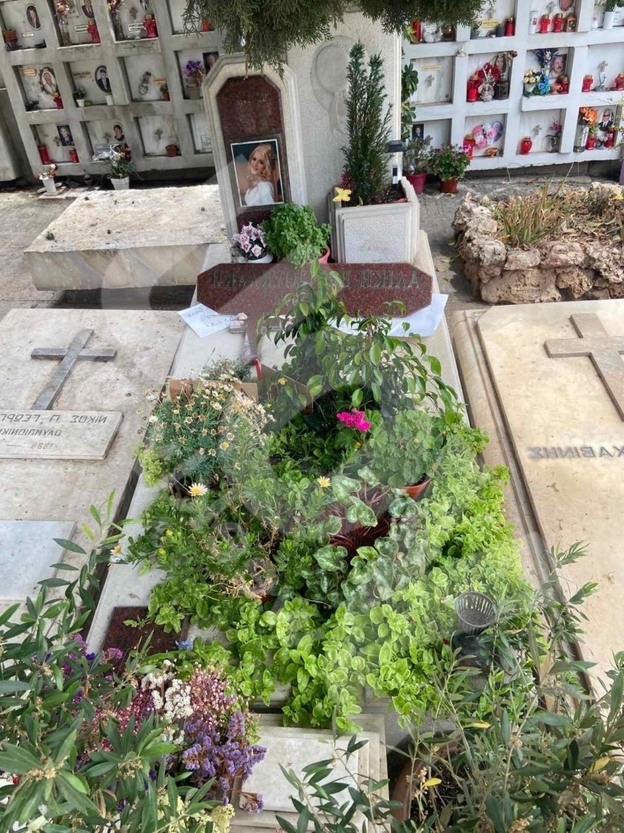 Θυμόμαστε την Αλίκη Βουγιουκλάκη: Ένα αφιέρωμα στον στολισμένο τάφο της σταρ του ελληνικού κινηματογράφου