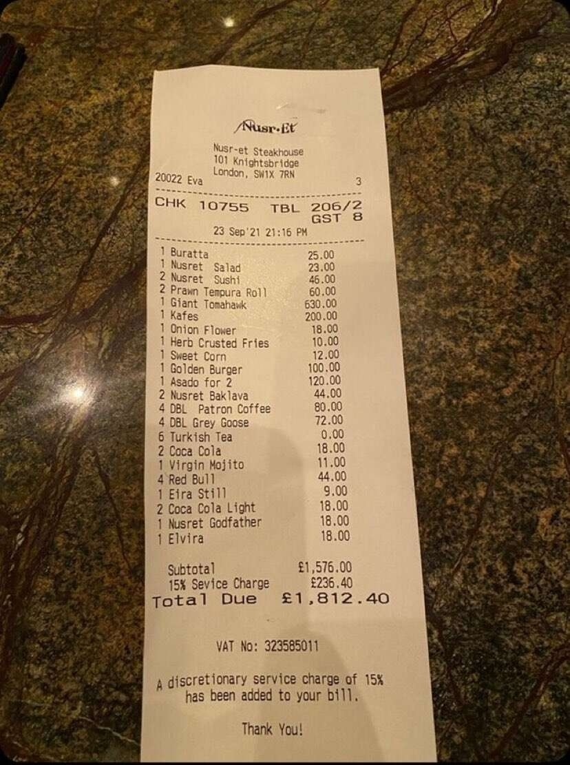Τούρκος σεφ Salt Bae: Εξωφρενικές τιμές στη Μύκονο – 432€ για 6 καφέδες, 740€ για μια μπριζόλα