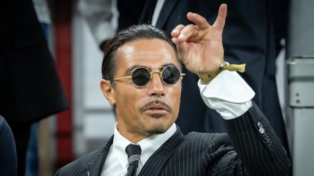 Τούρκος σεφ Salt Bae: Εξωφρενικές τιμές στη Μύκονο – 432€ για 6 καφέδες, 740€ για μια μπριζόλα