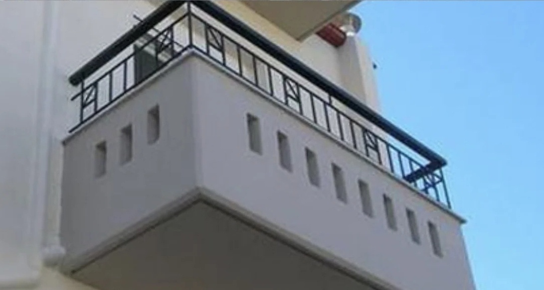 Τραγική πτώση στο μπαλκόνι: 2χρονο παιδί και 20χρονος άνδρας τραυματίστηκαν στην Κέρκυρα
