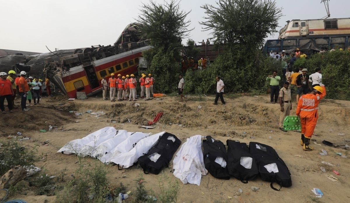 Τραγική σύγκρουση τριών τρένων: 288 νεκροί, συνεχιζόμενες προσπάθειες διάσωσης