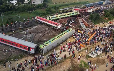 Τραγική σύγκρουση τριών τρένων: 288 νεκροί, συνεχιζόμενες προσπάθειες διάσωσης>