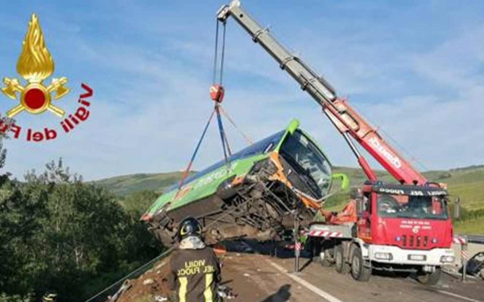 Τραγωδία στην Ιταλία: Λεωφορείο πέφτει από γκρεμό, 1 νεκρός και 14 τραυματίες σε ατύχημα τριών αυτοκινήτων>