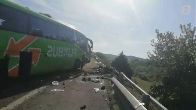 Τραγωδία στην Ιταλία: Λεωφορείο πέφτει από γκρεμό, 1 νεκρός και 14 τραυματίες σε ατύχημα τριών αυτοκινήτων