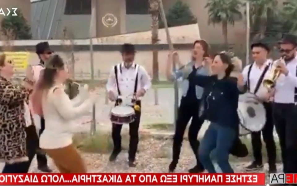 Viral βίντεο: Γυναίκα γιορτάζει το διαζύγιο έξω από το δικαστήριο με φίλους και μπάντα>