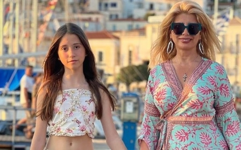 Ζίνα Κουτσελίνη: Απαθανατίζοντας πολύτιμες στιγμές με την κόρη Emma | Poros Summer Getaway>