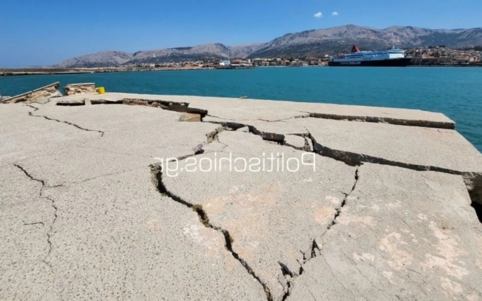 277 επιβάτες ασφαλείς: Σύγκρουση επιβατηγού πλοίου στο λιμάνι της Χίου>