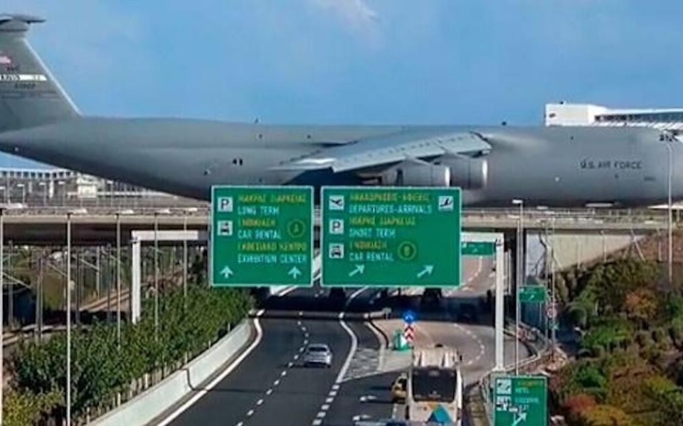 Αμερικανικό C-5 Galaxy: Εντυπωσιακό πέρασμα πάνω από τη γέφυρα της Αττικής Οδού>