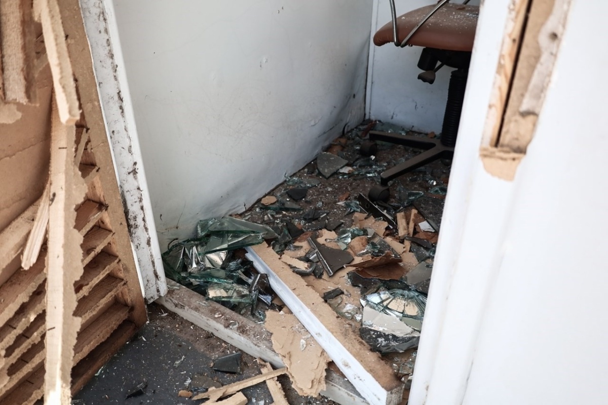 Άνδρας επιτίθεται με τσεκούρι και βαριοπούλα: Βίαιη επίθεση στα γραφεία του ΚΚΕ στον Περισσό