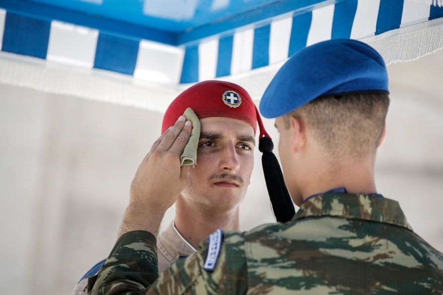 Ανθεκτικοί Ερευνητές: Οι Εύζωνες στέκονται δυνατοί στον καύσωνα της Αθήνας   Captivating Photos