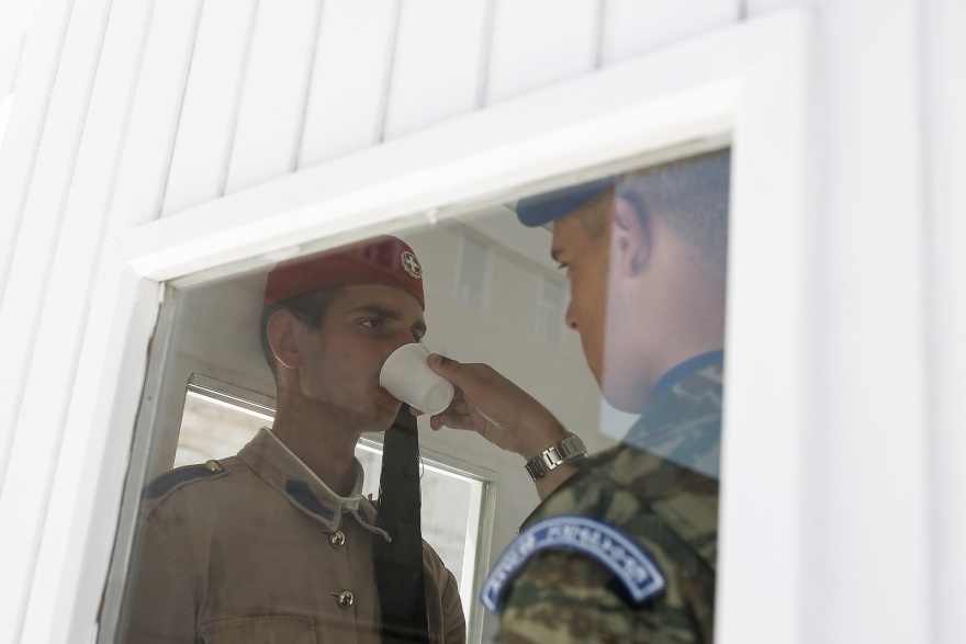 Ανθεκτικοί Ερευνητές: Οι Εύζωνες στέκονται δυνατοί στον καύσωνα της Αθήνας   Captivating Photos