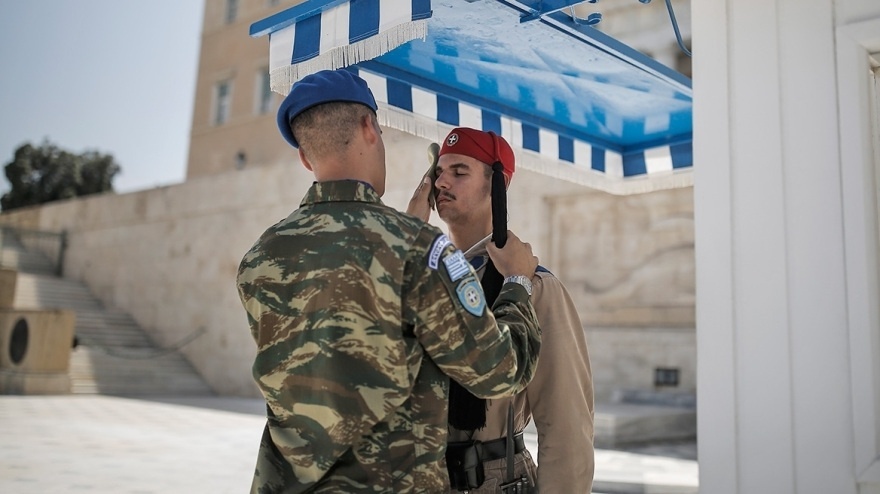 Ανθεκτικοί Ερευνητές: Οι Εύζωνες στέκονται δυνατοί στον καύσωνα της Αθήνας   Captivating Photos