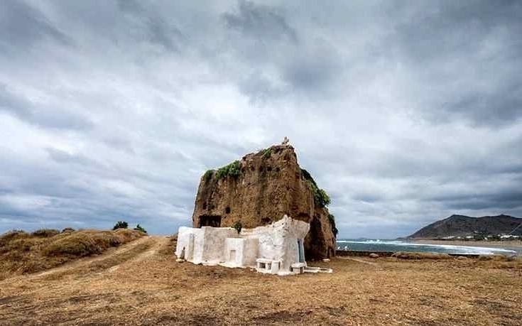 Δείτε τον Άγιο Νικόλαο στη Σκύρο: Μαγευτικό παρεκκλήσι σκαλισμένο σε βράχο