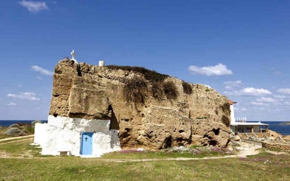 Άγιος Νικόλαος Σκύρου: Ένα μαγευτικό παρεκκλήσι σκαλισμένο πάνω σε βράχο>