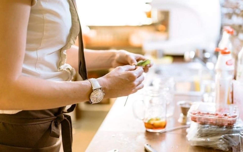 Διδασκαλία του σεβασμού: Πολύτιμα μαθήματα από τον σερβιτόρο στην ταβέρνα>