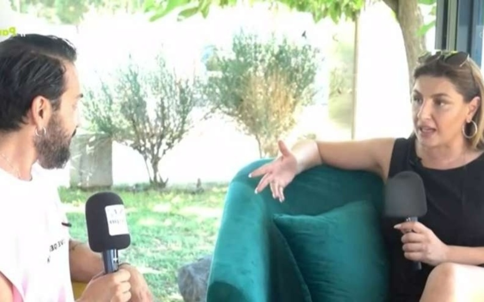 Έλενα Παπαρίζου: Εξομολόγηση Baby Bottox και αυθόρμητο φιλί! Δείτε τη συνέντευξη στο Cosmoradio 95.1>